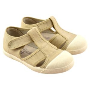 Sandalia de lona con tira adherente. Piso flexible, libertad de movimientos. 061675